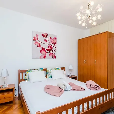 Leonora Villa *