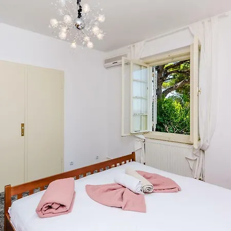 Leonora Villa