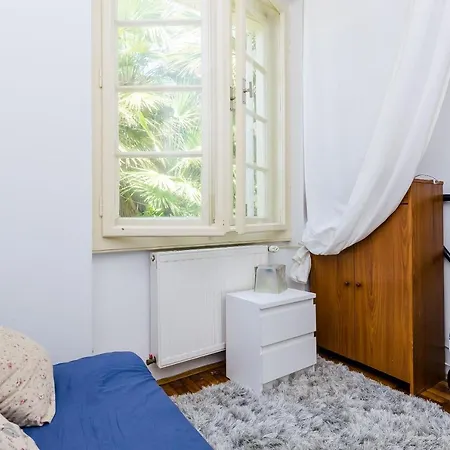 Leonora Villa *